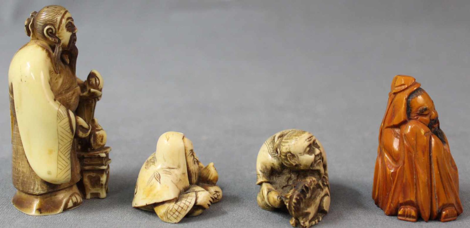 4 Netsuke. Götter? Geschnitzt. Japan, wohl Meiji - Zeit 1869 - 1912. Bis 75 mm hoch. 4 Netsuke. - Image 4 of 6