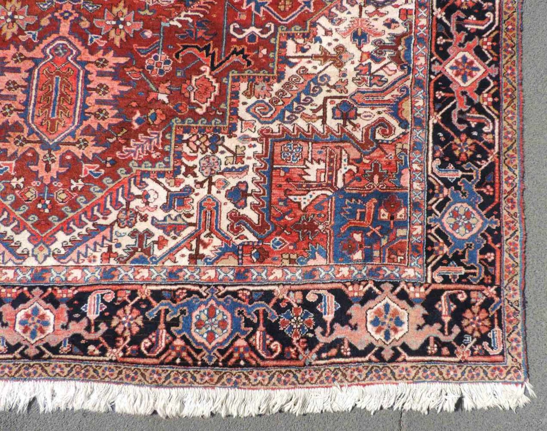 Heris Perserteppich. Iran. Alt, um 1950. 404 cm x 295 cm. Orientteppich. Handgeknüpft. Wolle auf - Bild 7 aus 12