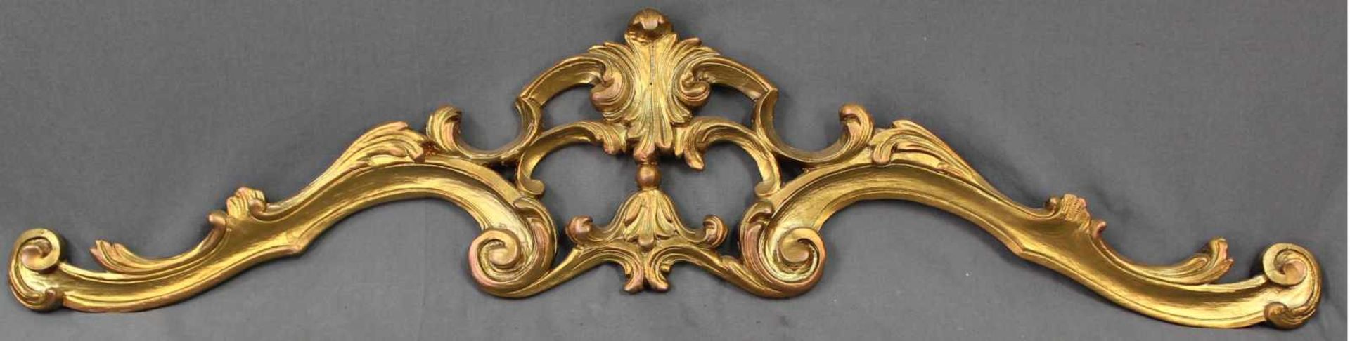 Supraporte. Holz. Geschnitzt, goldfarben gefasst. 132 cm breit. Supraporte. Wood. Carved, gold-