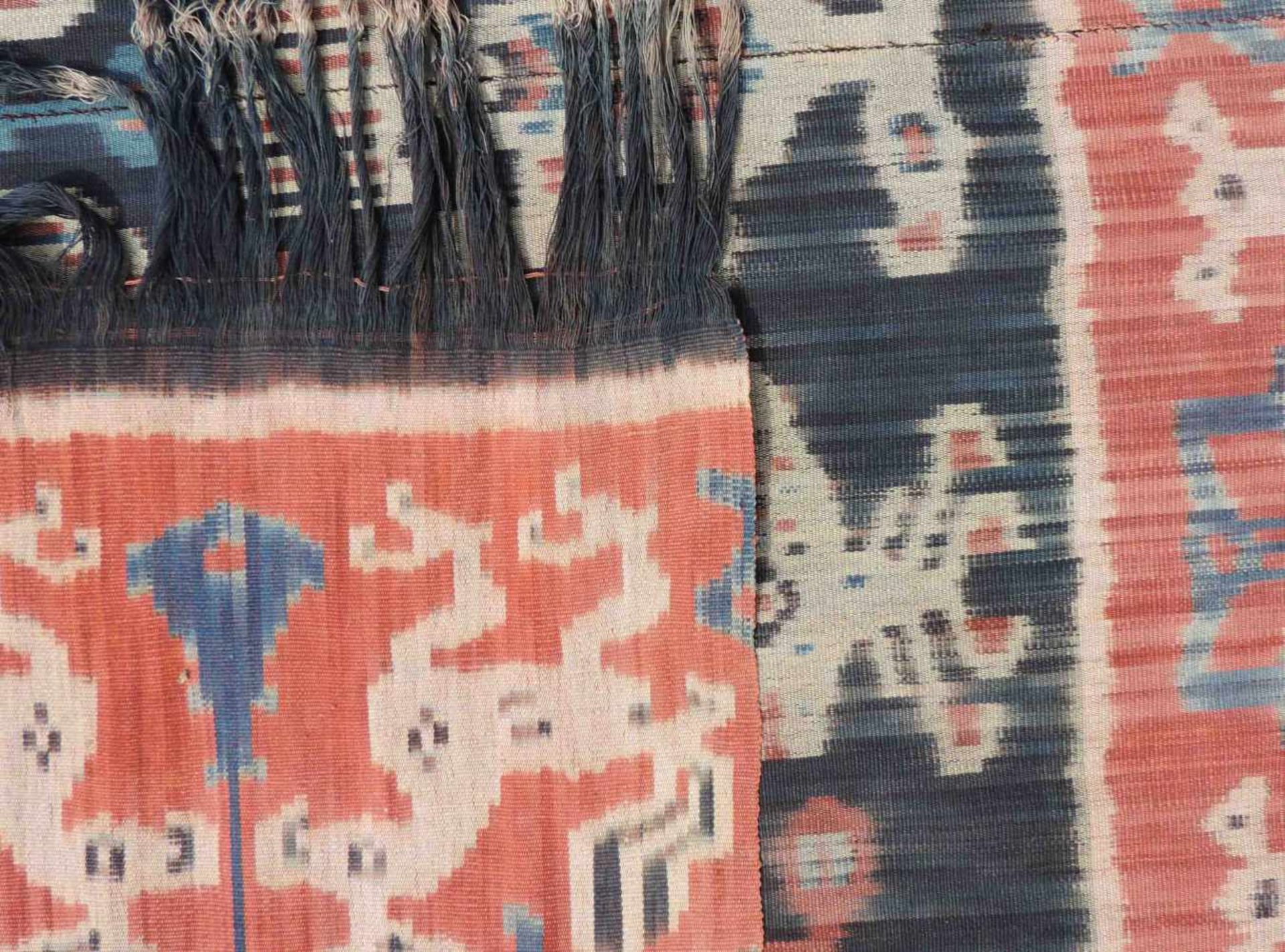 Sumba Ikat. Indonesien. Wohl alt. 242 cm x 112 cm. Handgewebt und in Ikattechnik eingefärbt. - Image 5 of 5