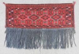 Saryk "Behang" Stammesteppich. Turkmenistan. Antik, um 1880. 47 cm x 132 cm ohne Fransen gemessen.
