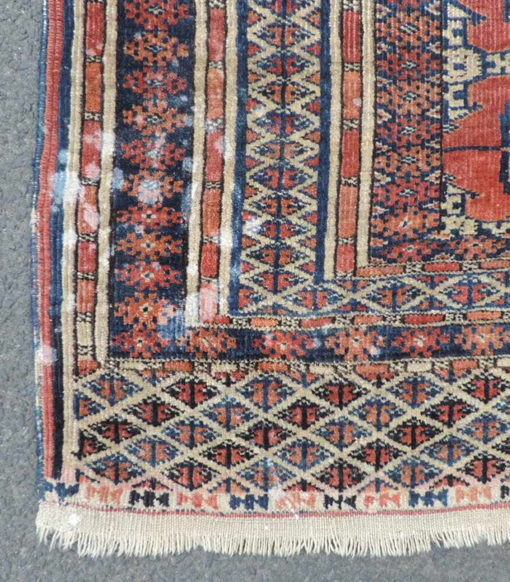 Turkoman Stammesteppich. Turkmenistan. Alt, um 1920. 148 cm x 107 cm. Handgeknüpft. Wolle auf Wolle. - Image 4 of 6