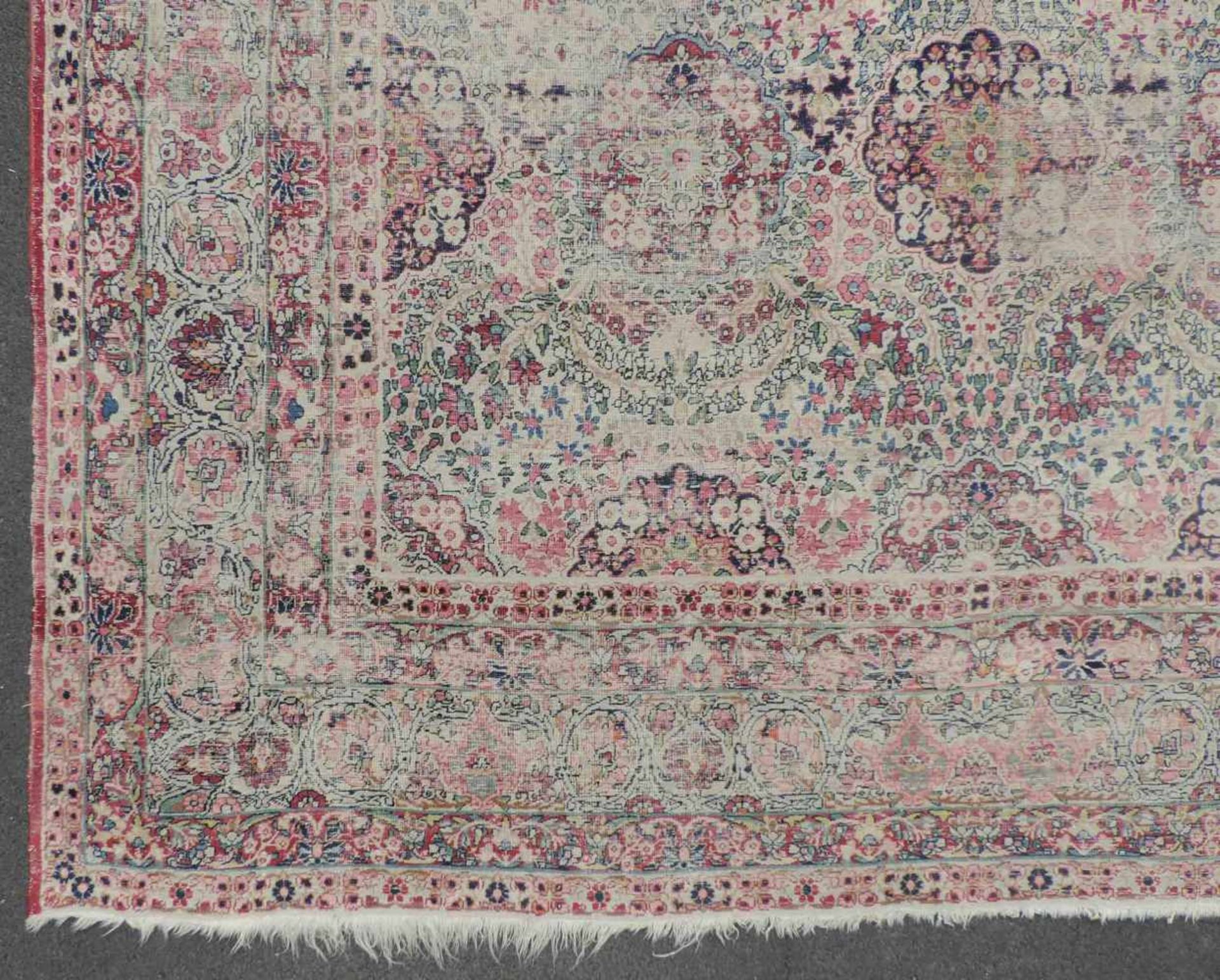 Kirman Laver Perserteppich. Iran. Antik, spätes 19. Jahrhundert. 329 cm x 275 cm. Handgeknüpft. - Bild 2 aus 8