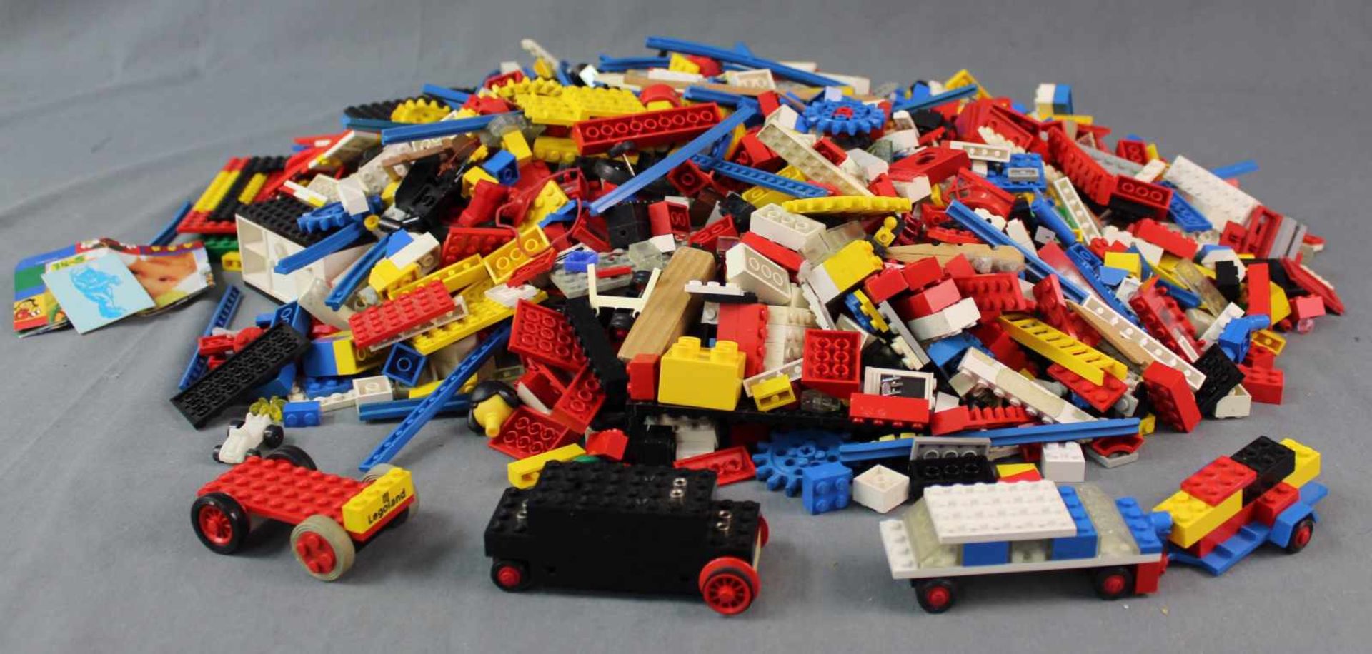 4,6 kg Lego Steine und Teile gemischt. Mindestens 4,6 kg gewogen. 4,6 kg Lego stones and parts.