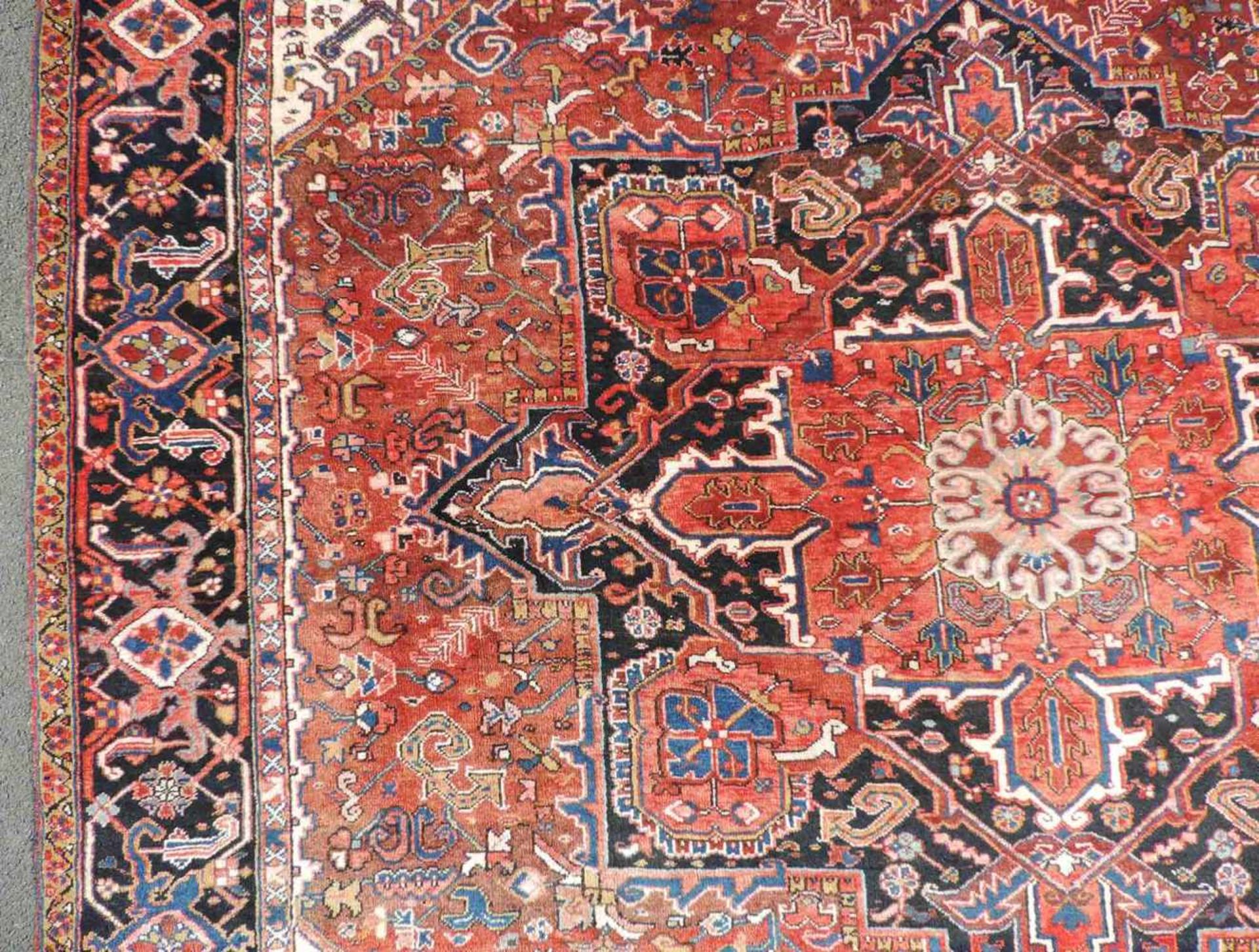Heris Perserteppich. Iran. Alt, um 1950. 404 cm x 295 cm. Orientteppich. Handgeknüpft. Wolle auf - Bild 8 aus 12