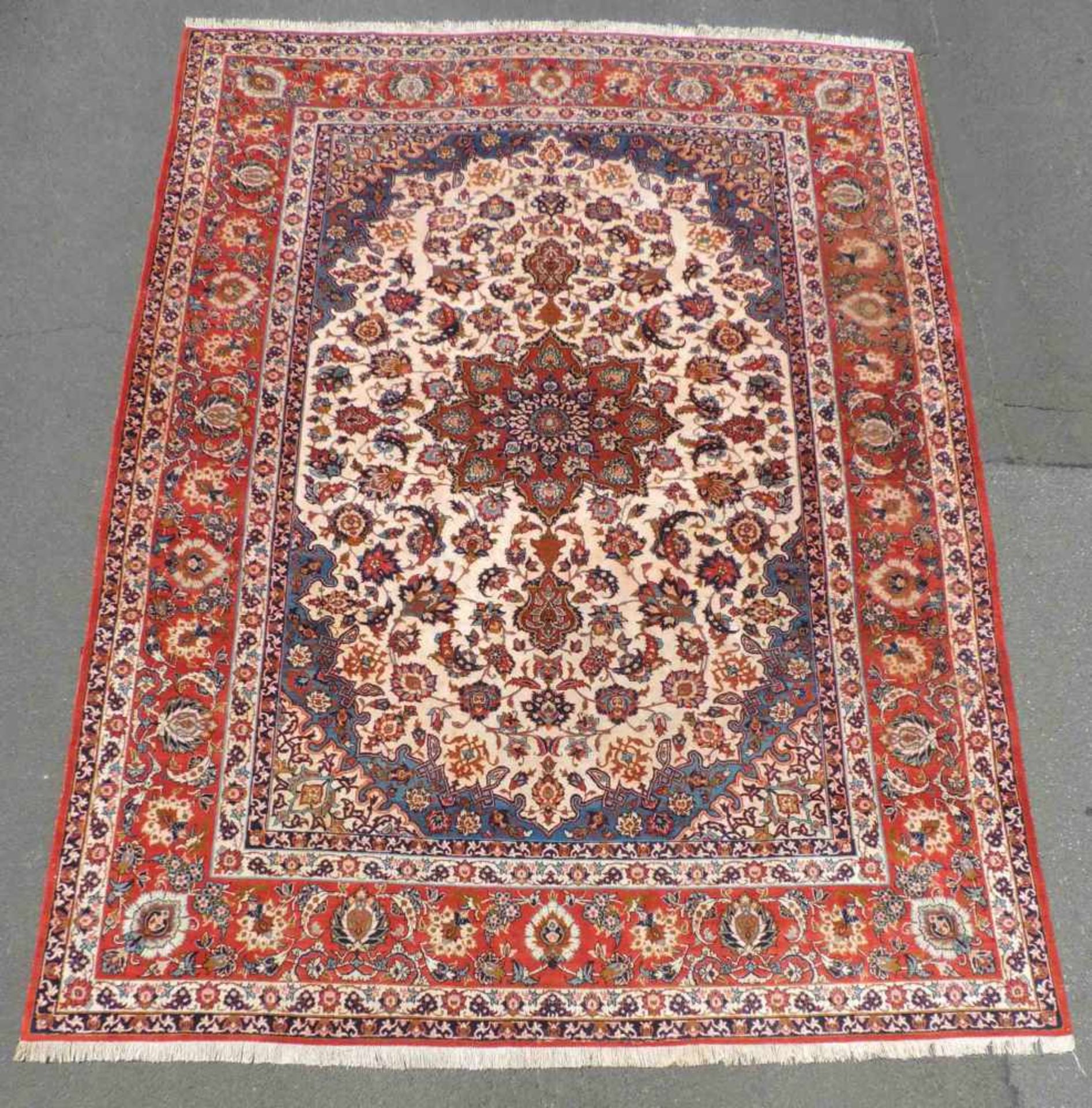 Isfahan Perserteppich. Mit Medaillon. Iran. Feine Knüpfung. 378 cm x 285 cm. Handgeknüpft. Wolle auf