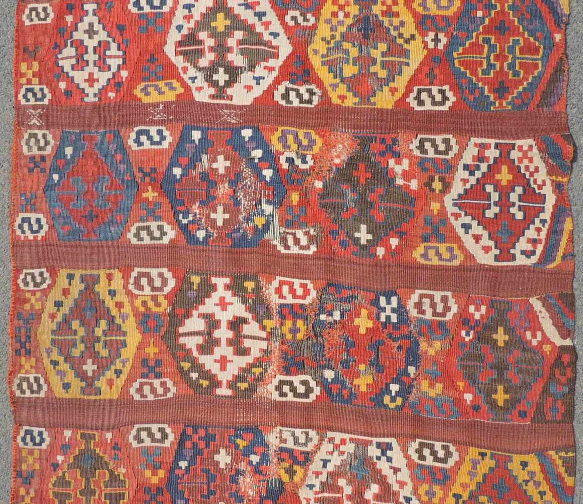 Sivas Kelim Bahn. Stammesteppich. Ost Anatolien. Antik, 19. Jahrhundert. 420 cm x 110 cm. - Image 4 of 9