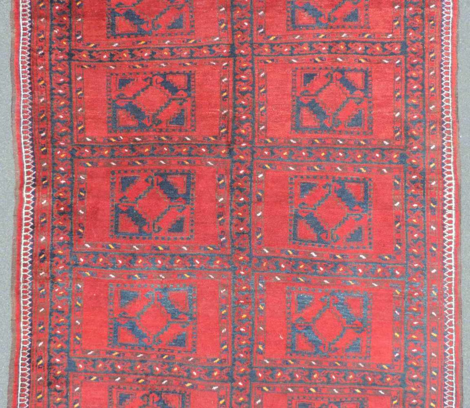 Ersari Hauptteppich. Turkmenistan. Alt, frühes 20. Jahrhundert. 222 cm x 144 cm. Handgeknüpft. Wolle - Image 3 of 5