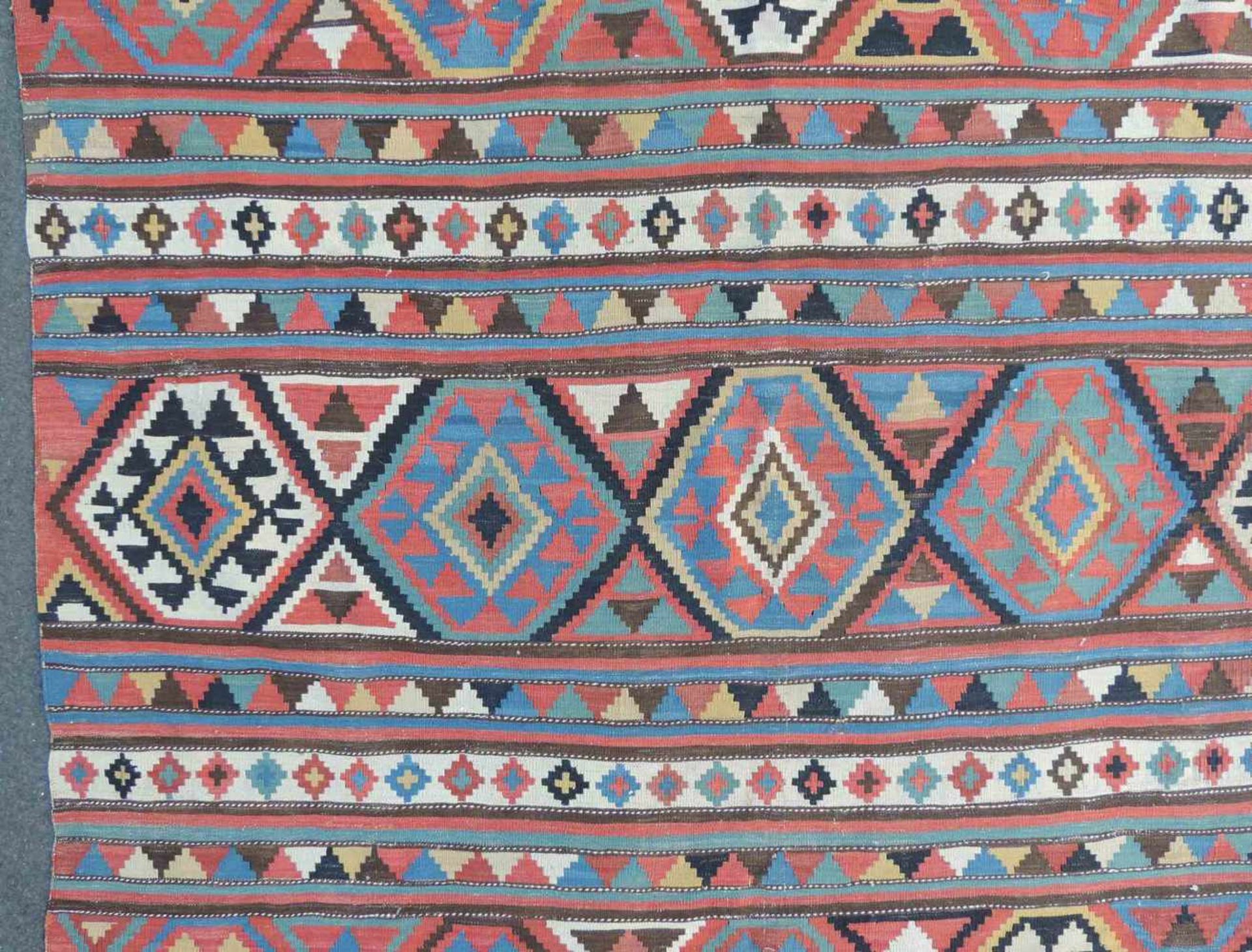 Schirwan Kelim, Dorfteppich, Kaukasus. Antik, 19. Jahrhundert. 239 cm x 179 cm. Handgewebt. Wolle - Bild 4 aus 9