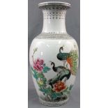 Porzellanvase wohl China, alt. Glasur etwas gehöht. 37 cm hoch. Porcelain vase probably China,