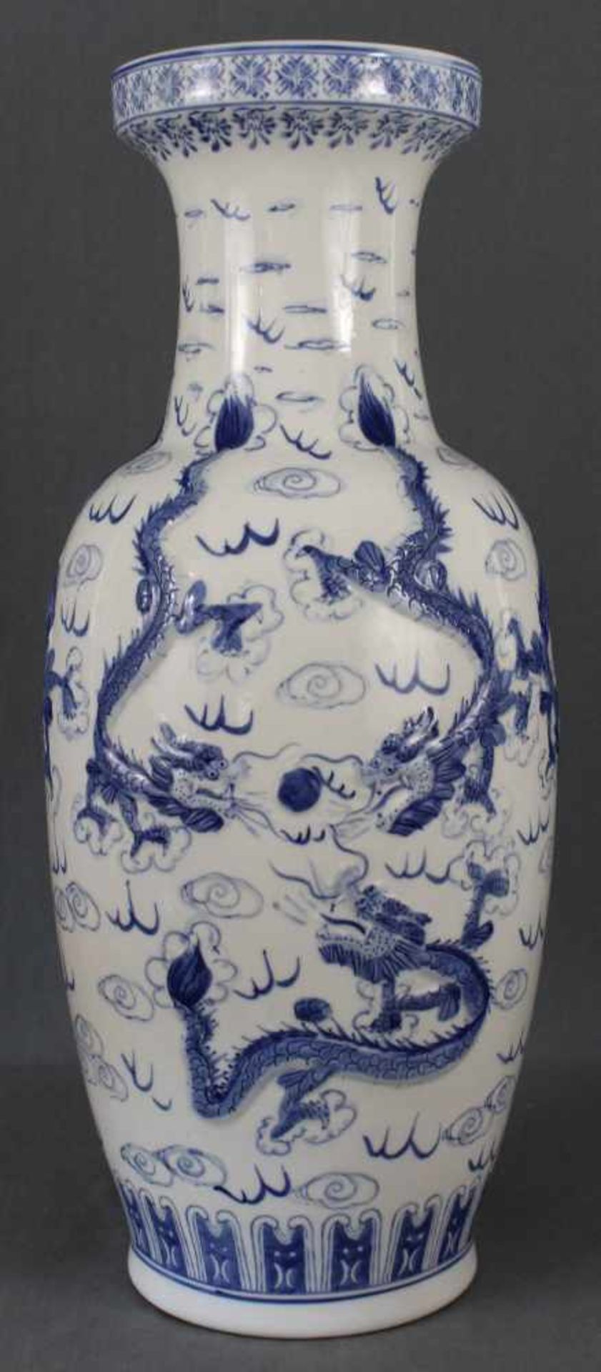 Vase. Imperialer Drache mit 4 Klauen. Wohl China, späte Qing Periode. 63 cm hoch. Porzellan blau - - Image 3 of 9