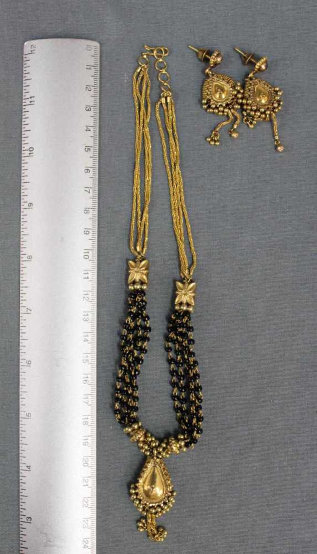 Collier und Ohrringe. Indien. Mughal, antik 19. Jahrhundert. Gelbgold 900. 67,5 gramm. Necklace - Bild 7 aus 7