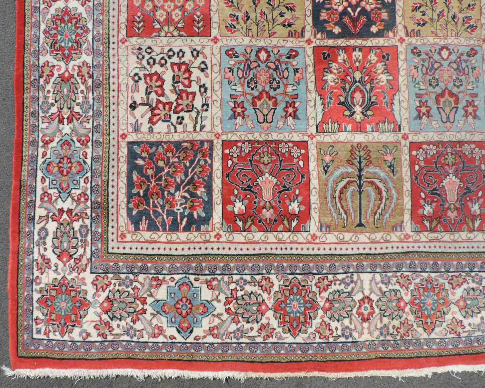 Saruk Perserteppich. Iran. Feldermuster. 354 cm x 255 cm. Handgeknüpft. Wolle auf Baumwolle. Saruk - Image 2 of 8