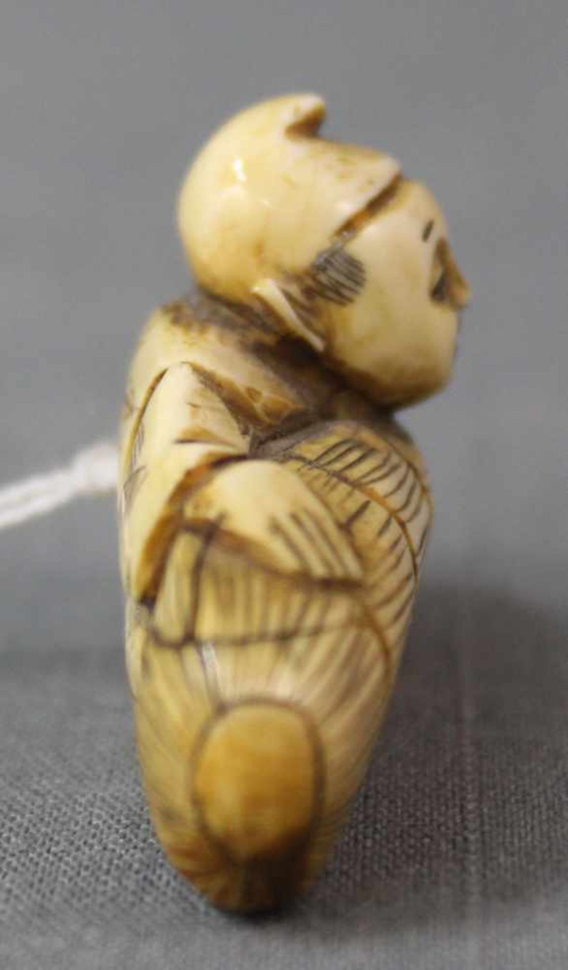 Netsuke. Elfenbein? Geschnitzt. Japan, wohl Meiji - Zeit 1869 - 1912. 52 mm lang. Netsuke. Ivory? - Image 4 of 6