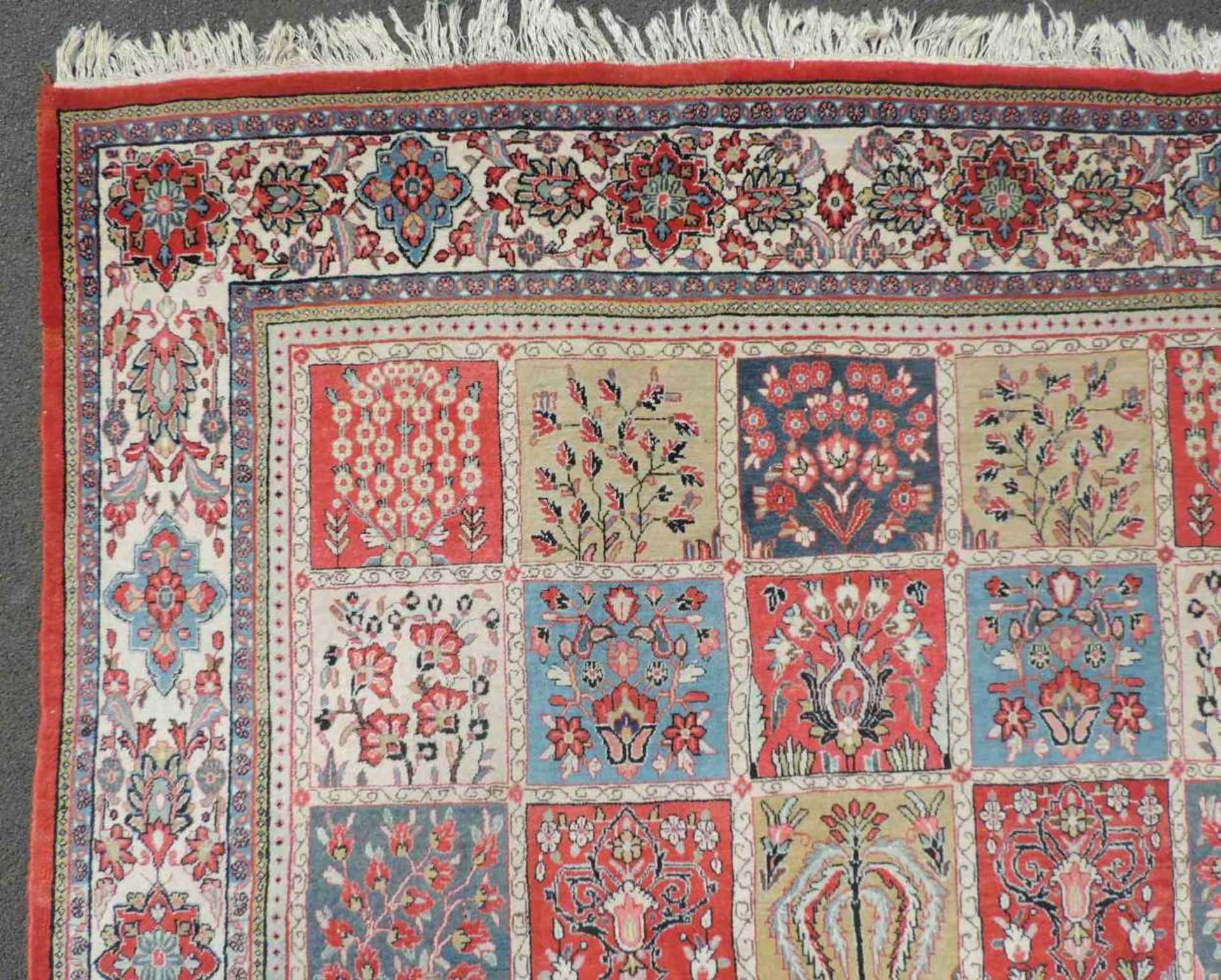 Saruk Perserteppich. Iran. Feldermuster. 354 cm x 255 cm. Handgeknüpft. Wolle auf Baumwolle. Saruk - Image 6 of 8