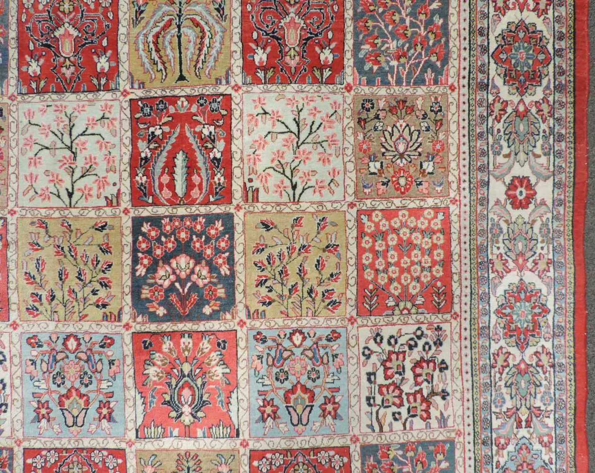 Saruk Perserteppich. Iran. Feldermuster. 354 cm x 255 cm. Handgeknüpft. Wolle auf Baumwolle. Saruk - Image 5 of 8