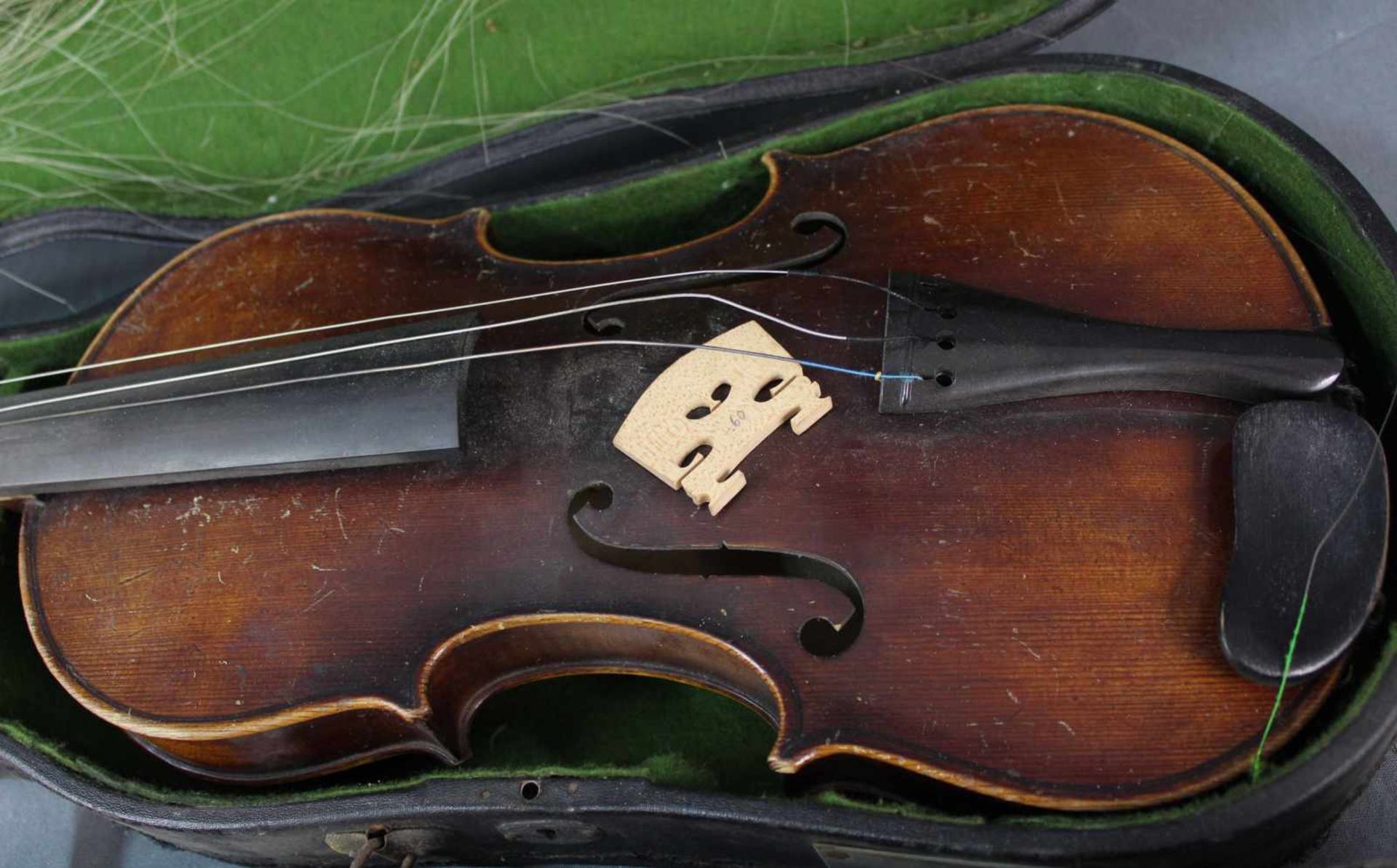 2 Violinen ( 3/4 Geigen). Jeweils in Kasten und Bogen. 2 violins (3/4 violins). Each in box and with - Image 10 of 11