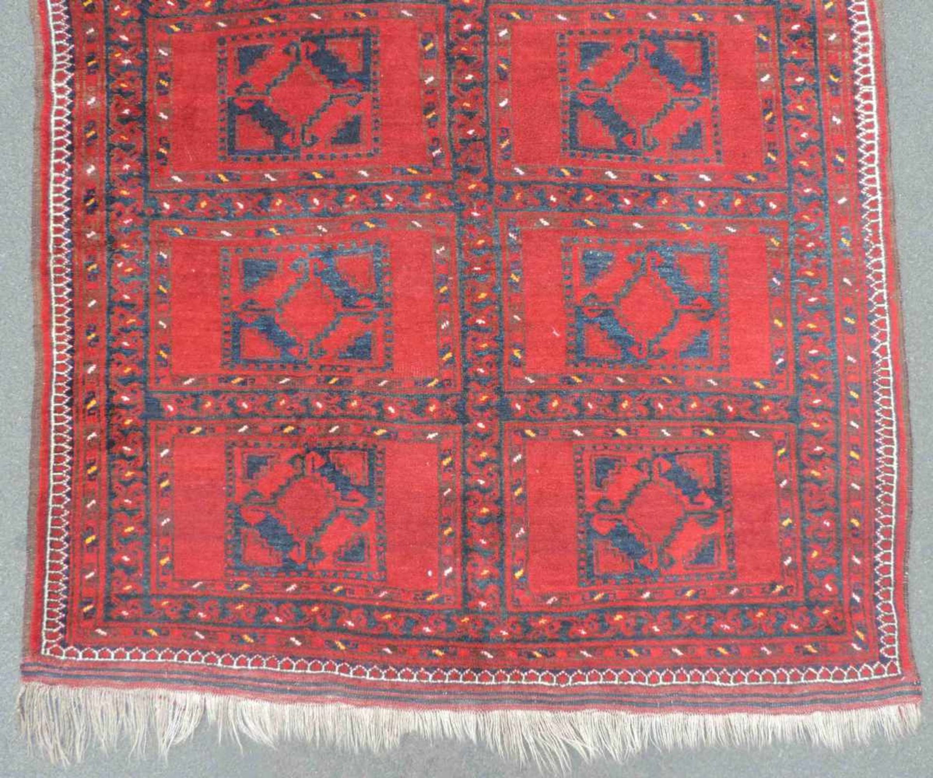 Ersari Hauptteppich. Turkmenistan. Alt, frühes 20. Jahrhundert. 222 cm x 144 cm. Handgeknüpft. Wolle - Image 2 of 5