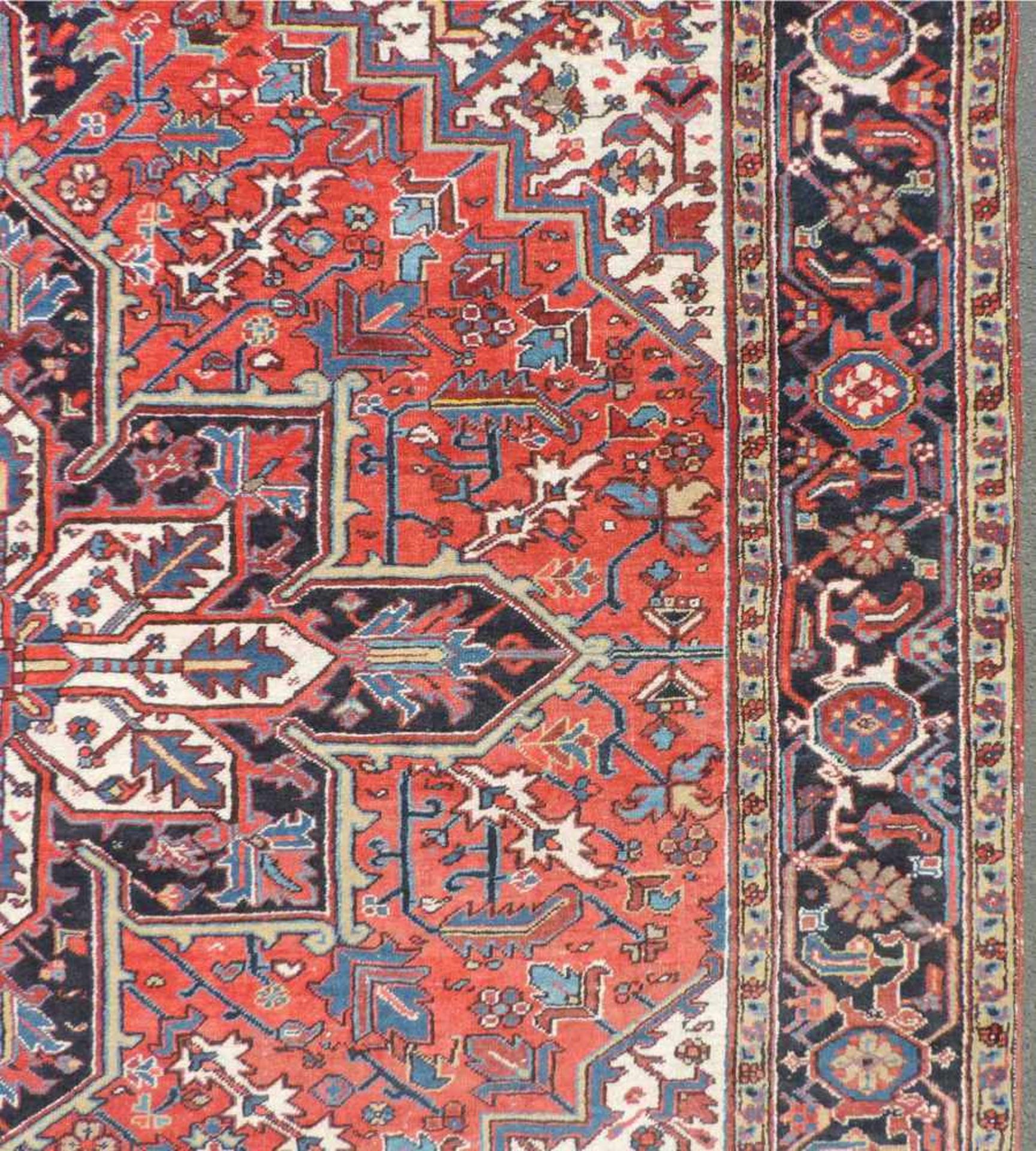 Heris Perserteppich. Iran. Mitte 20. Jahrhundert. 350 cm x 256 cm. Orientteppich, handgeknüpft. - Bild 7 aus 10