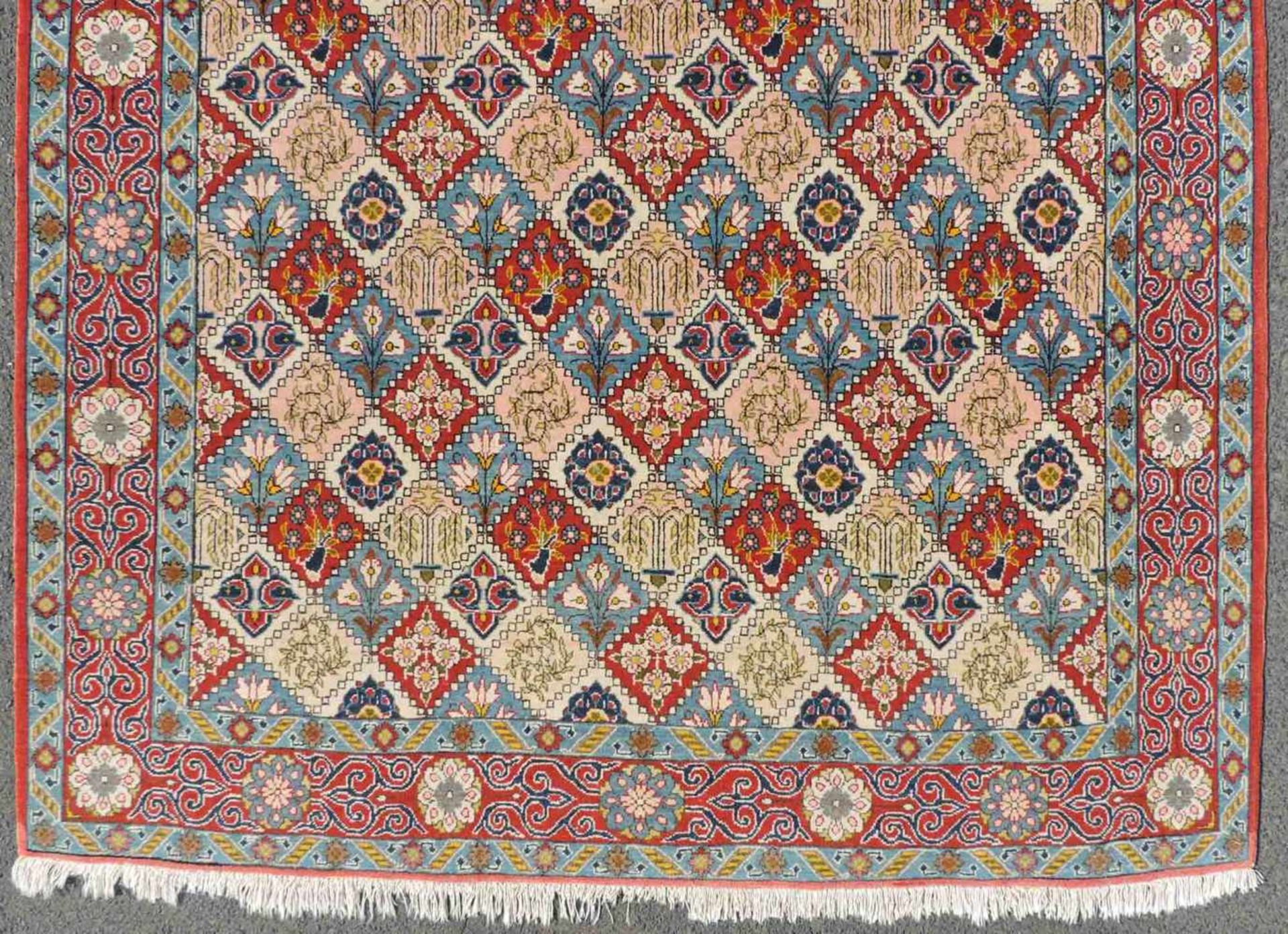 Ghom Perserteppich, Iran. Alt, Mitte 20. Jahrhundert. 208 cm x 137 cm. Orientteppich. - Bild 2 aus 6