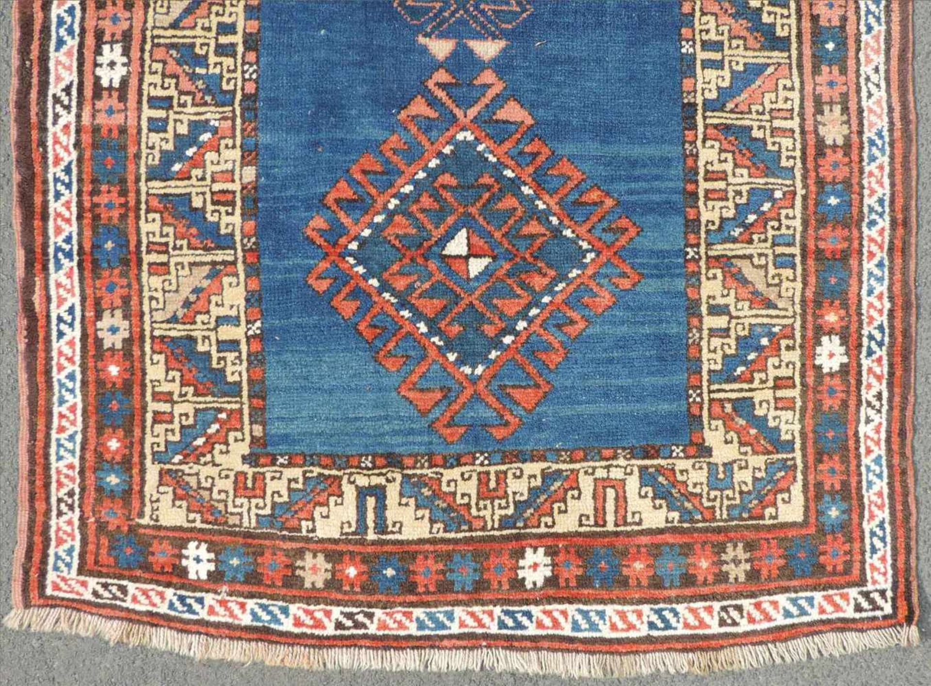 Kasak Orientteppich. Kaukasus. Antik, um 1910. 182 cm x 103 cm. Handgeknüpft. Wolle auf Wolle. - Image 2 of 7