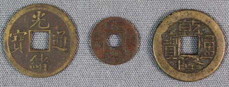 3 Münzen. Wohl Qing, China. Auch 1866 - Hong Kong - One Mil. Aus einer alten deutschen Sammlung. 3