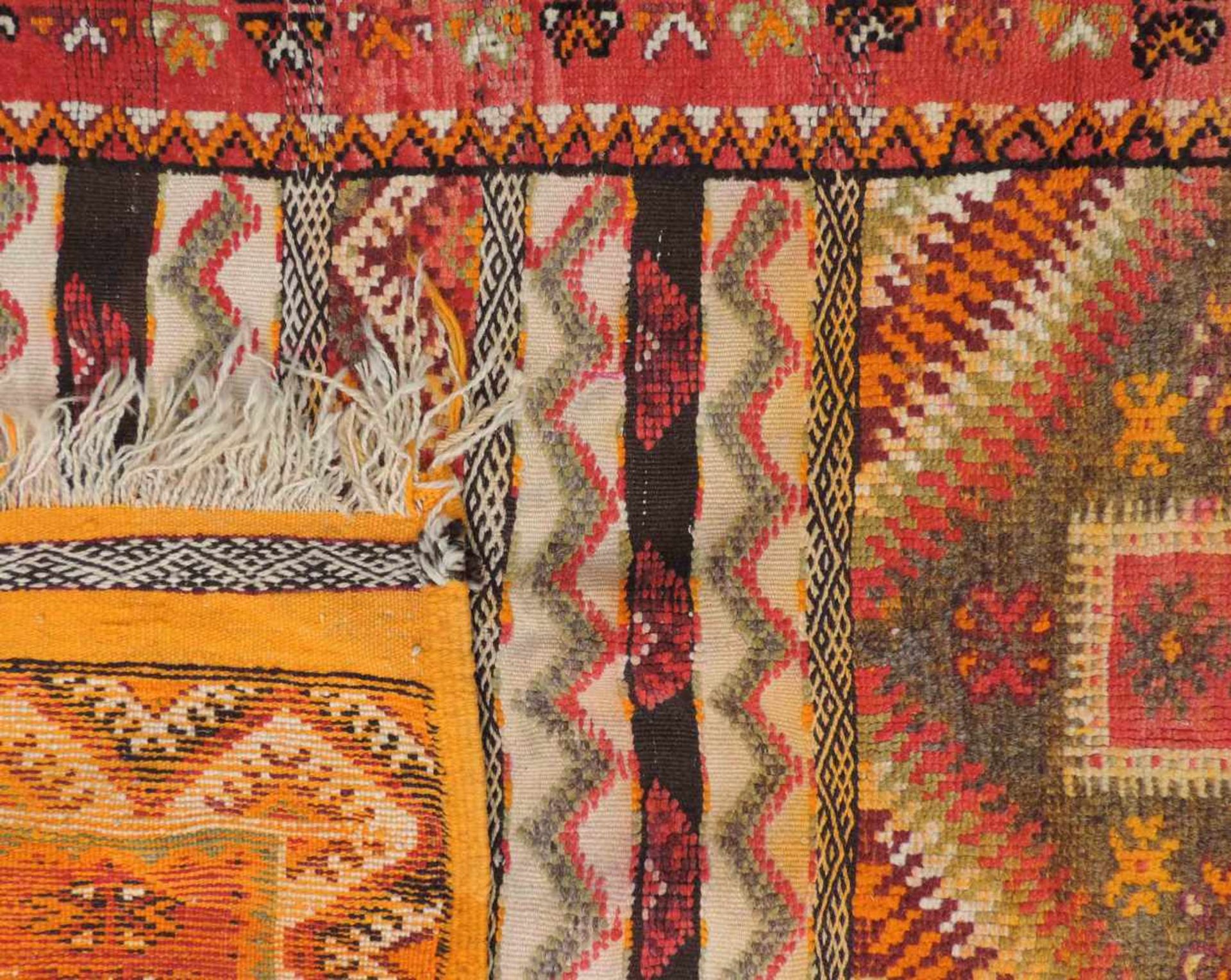 Atlas Teppich. Marokko. Alt, Mitte 20. Jahrhundert. 185 cm x 103 cm. Handgeknüpft und handgewebt. - Bild 8 aus 8