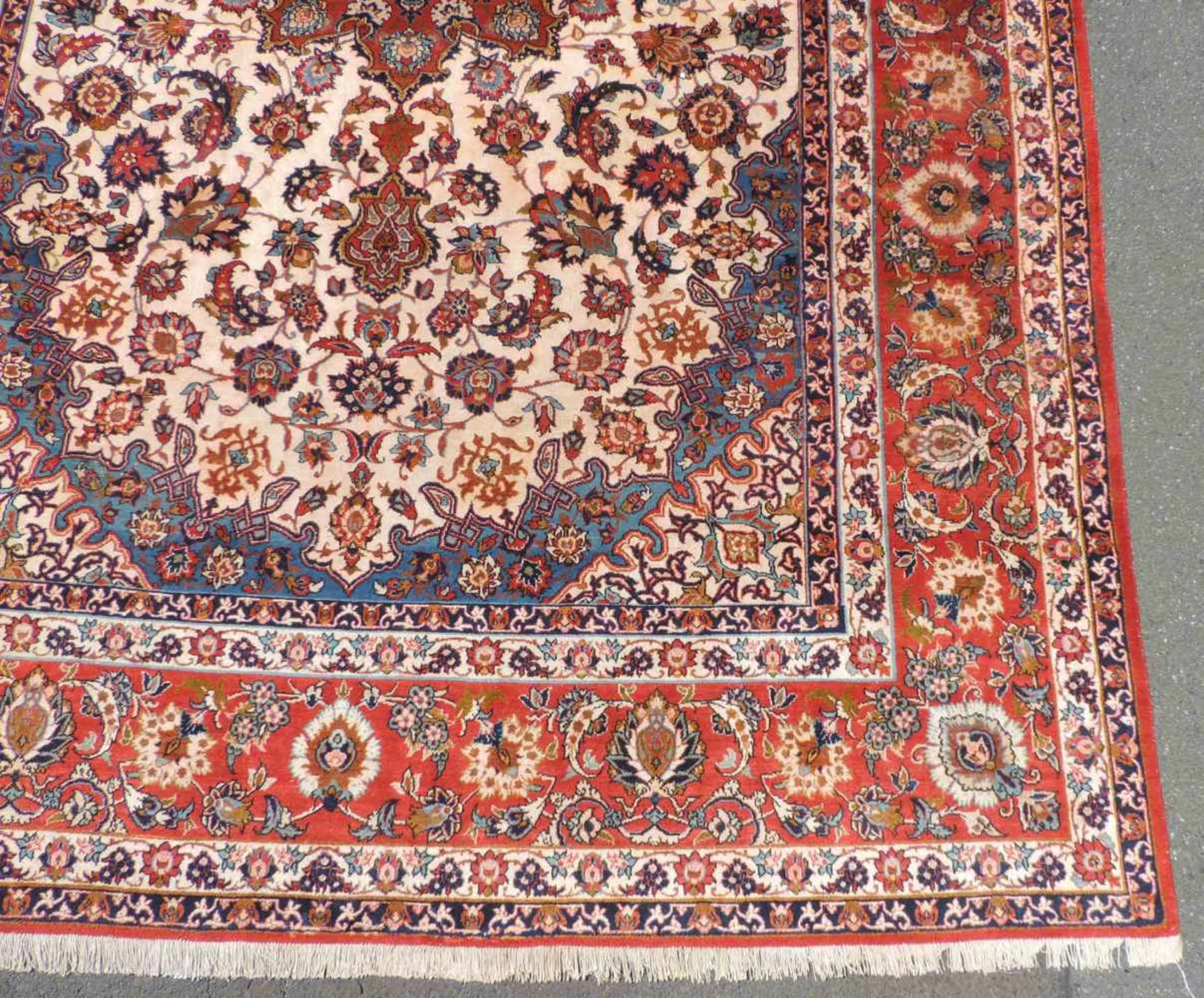 Isfahan Perserteppich. Mit Medaillon. Iran. Feine Knüpfung. 378 cm x 285 cm. Handgeknüpft. Wolle auf - Image 5 of 11