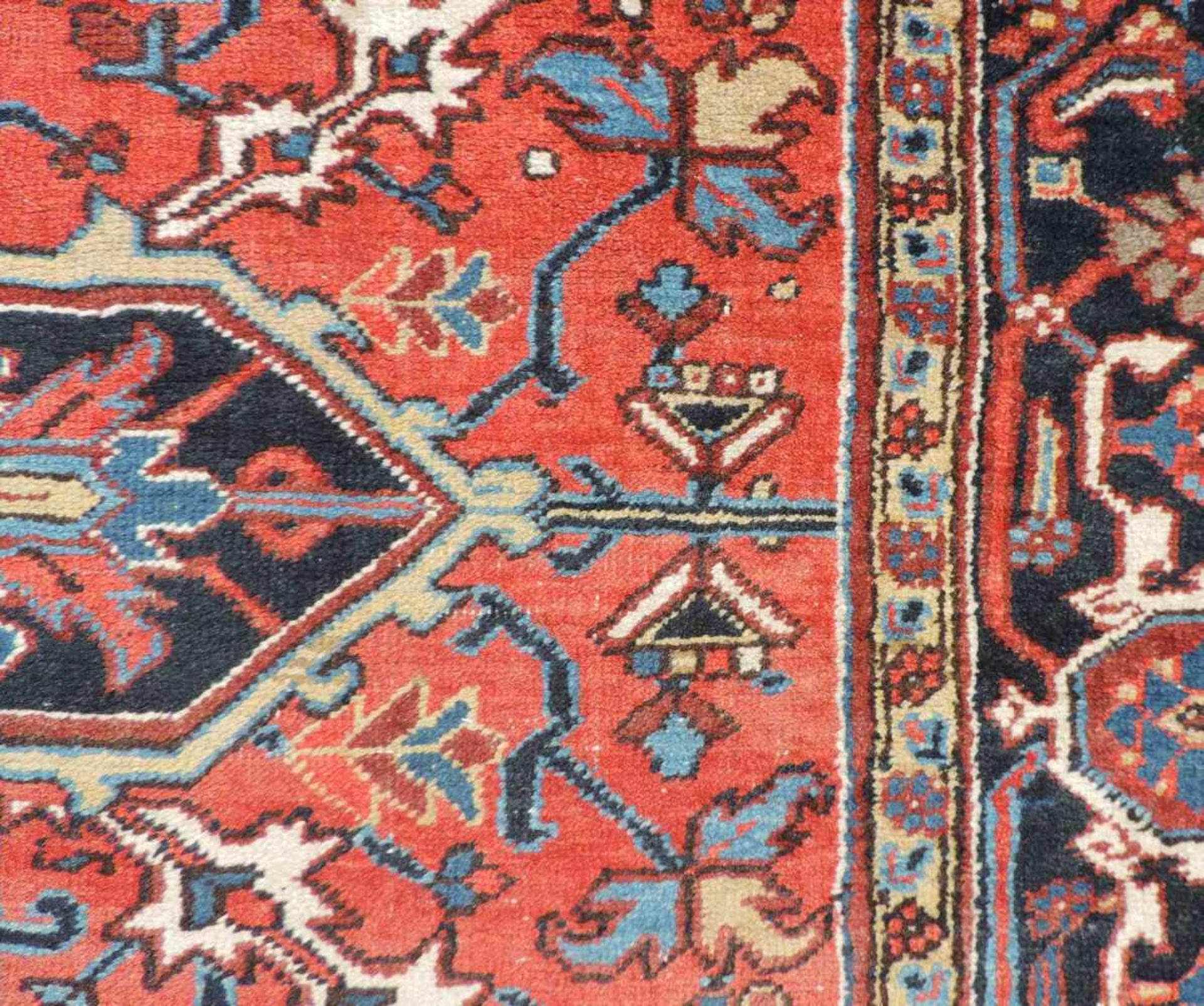 Heris Perserteppich. Iran. Mitte 20. Jahrhundert. 350 cm x 256 cm. Orientteppich, handgeknüpft. - Bild 10 aus 10