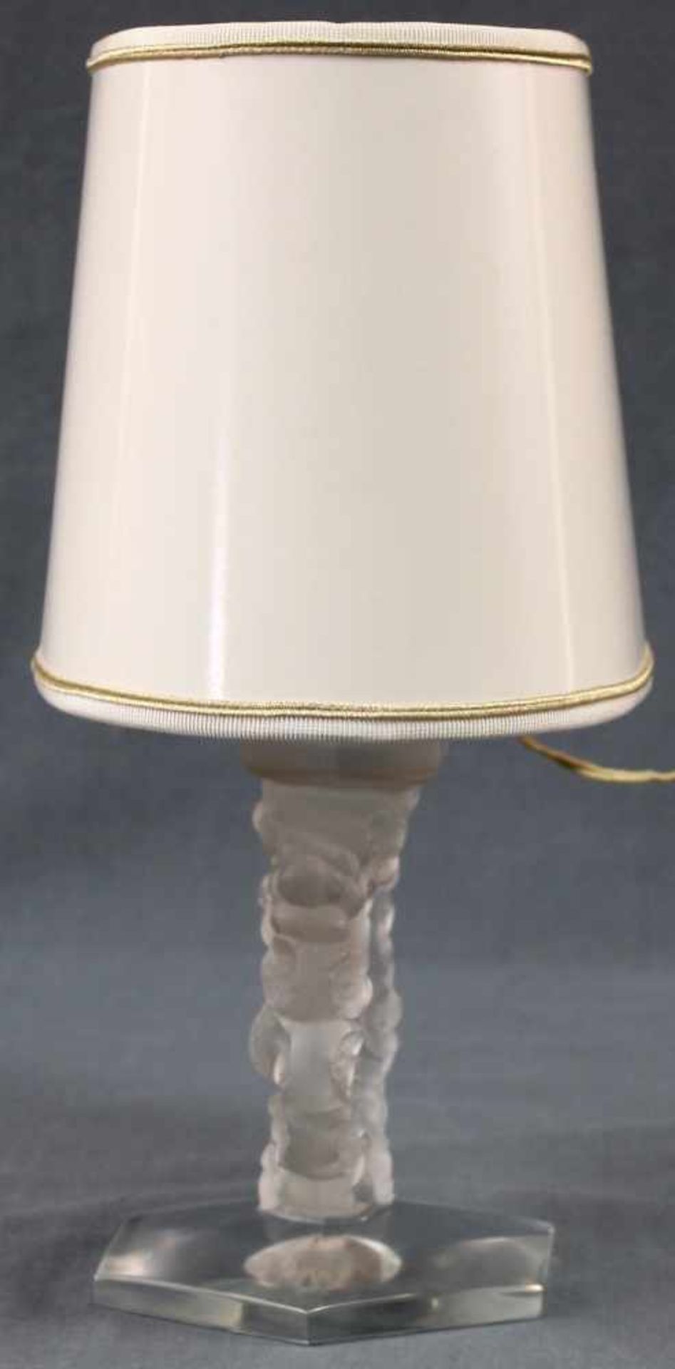 Lampe, Lalique, Frankreich, mit Vogel- und Blumendekor. Höhe 16,5 cm. Am Fuß bezeichnet "Lalique - Image 5 of 12