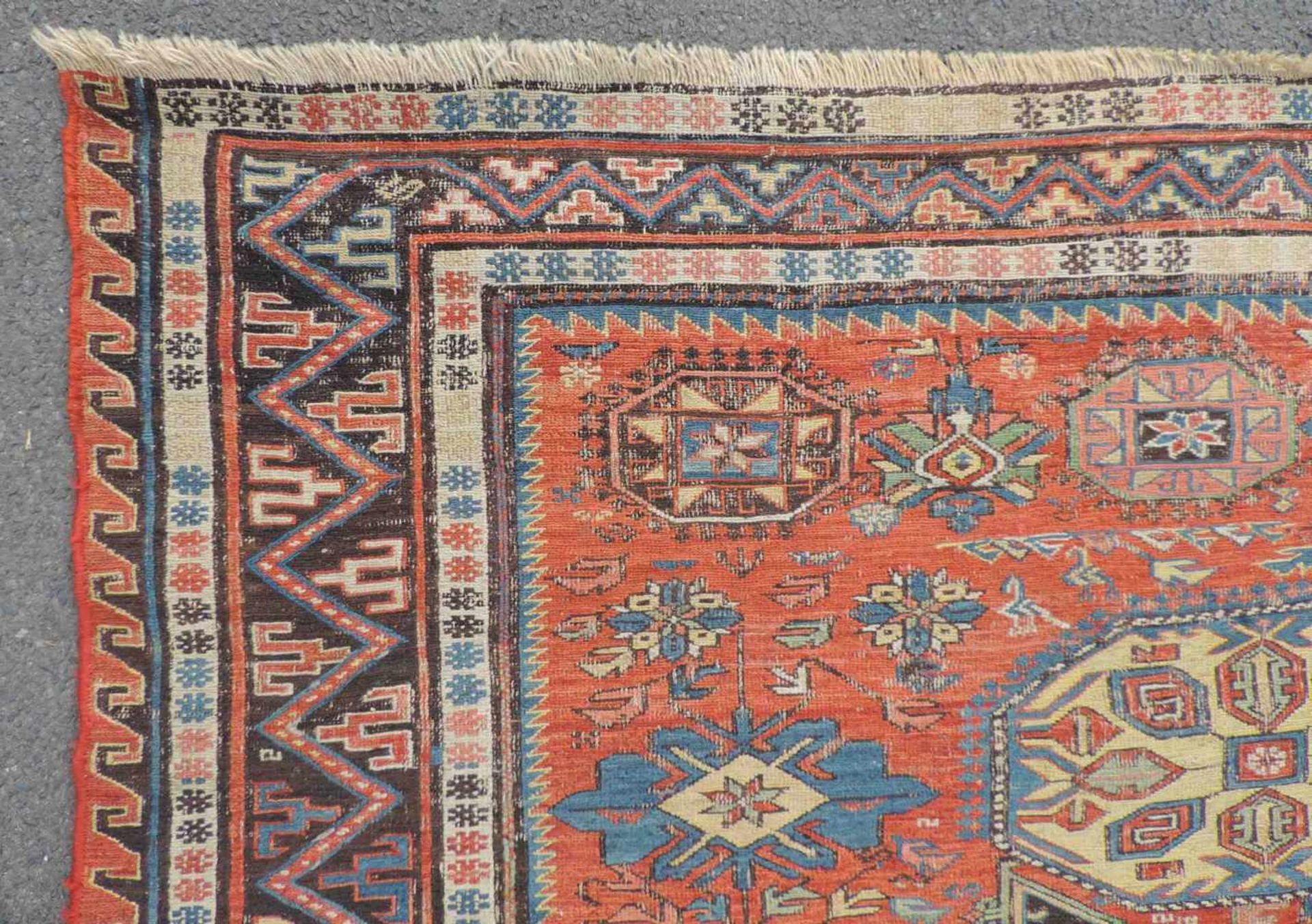 Sumak Kelim. Teppich, Kaukasus, antik um 1870. 260 cm x 220 cm. Handgewebt. Wolle auf Wolle. - Image 6 of 9