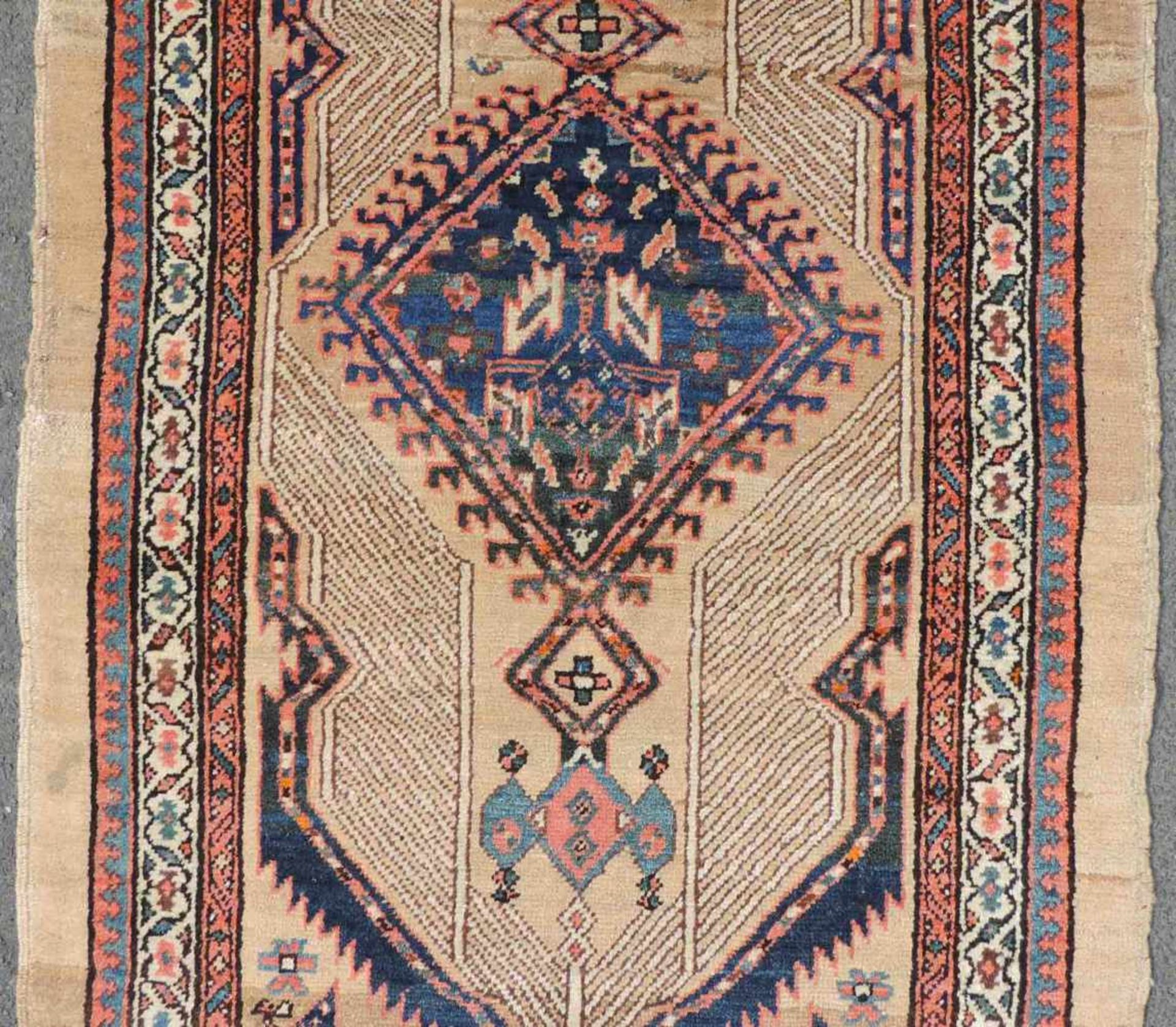 Sarab Perserteppich. Iran. Antik, um 1880. 160 cm x 91 cm. Handgeknüpft. Kamelhaar und Wolle auf - Image 3 of 8