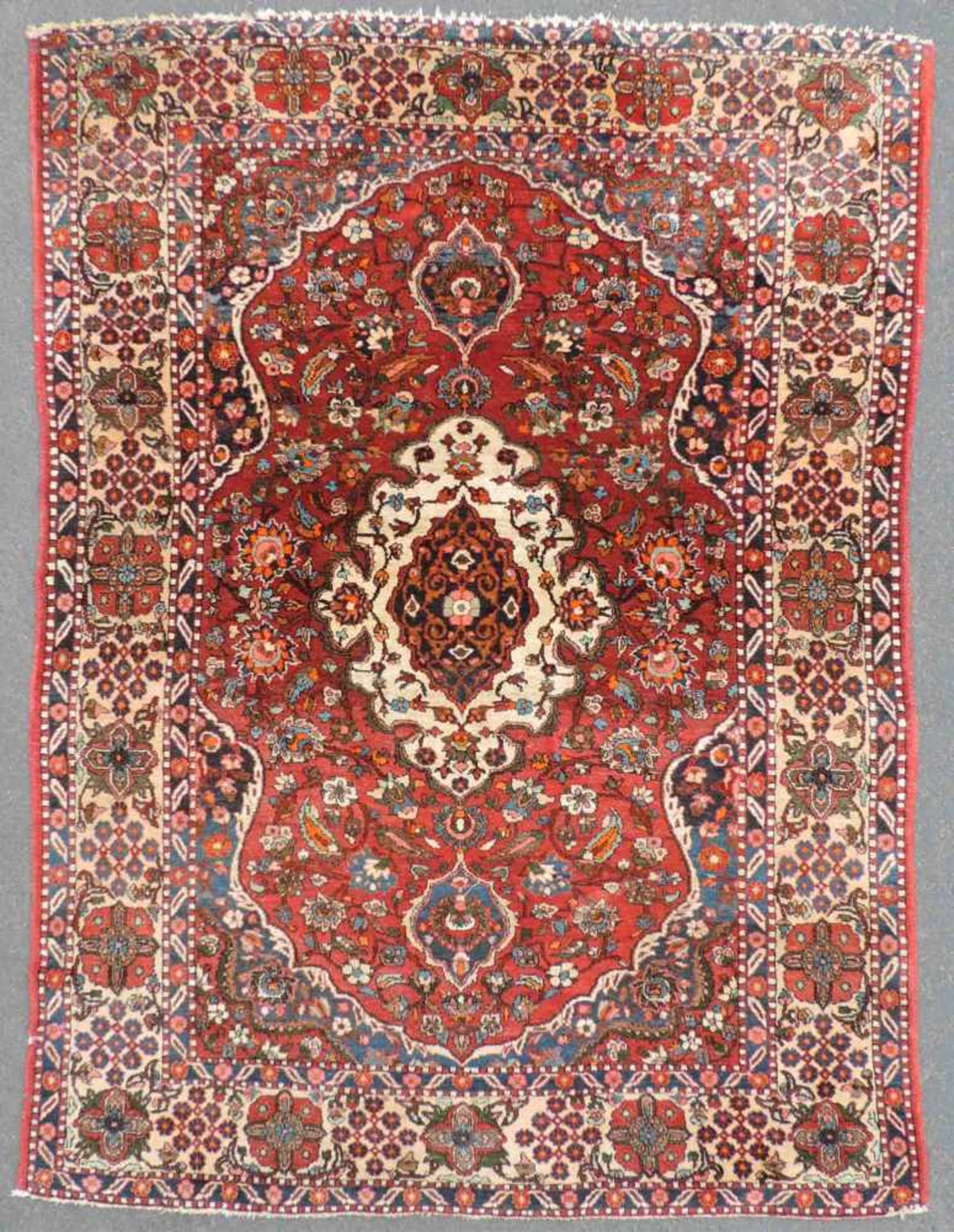 Bachtiar Perserteppich. Iran. Alt. Mitte 20. Jahrhundert. 198 cm x 140 cm. Handgeknüpft. Wolle auf