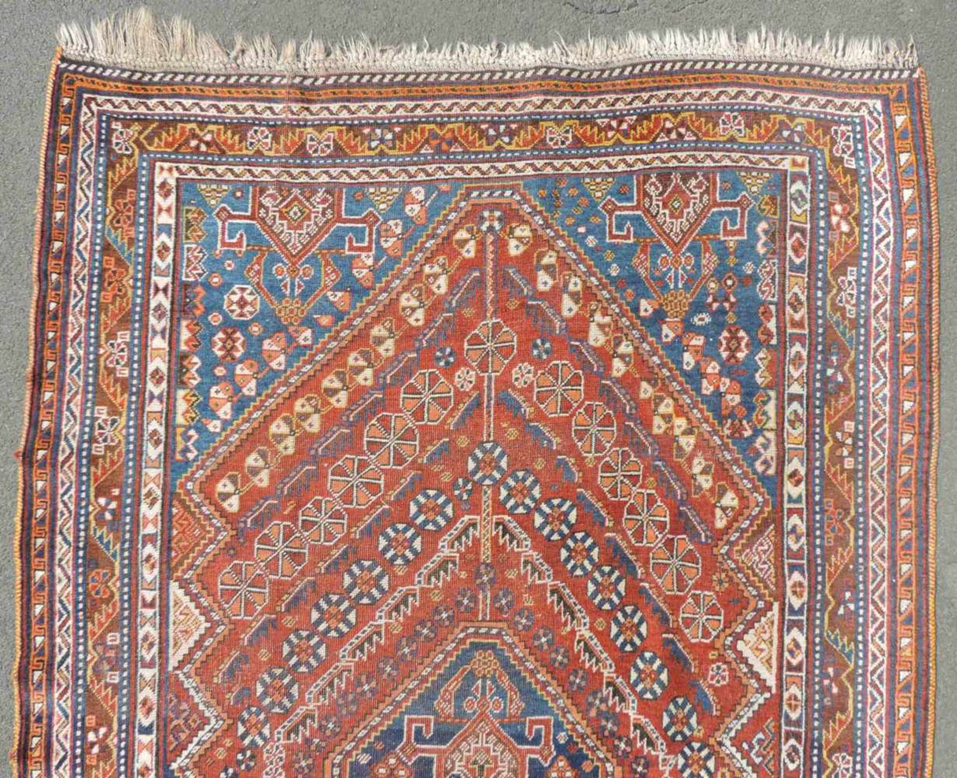 Qashqai Perserteppich. Iran. Alt, um 1920. 258 cm x 162 cm. Handgeknüpft. Wolle auf Wolle. - Bild 4 aus 6