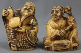 2 Netsuke. Musiker. Geschnitzt. Japan, wohl Meiji - Zeit 1869 - 1912. Bis 60 mm hoch. 2 Netsuke.