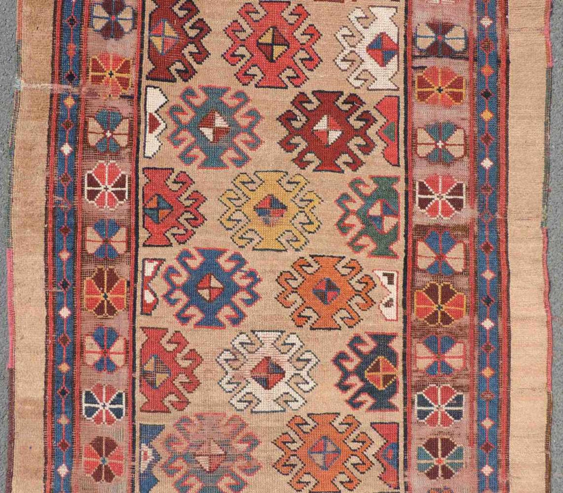 Shah Savan Perserteppich. Kaukasus. Antik, um 1850. 355 cm x 108 cm. Handgeknüpft. Kamelhaar und - Image 3 of 8