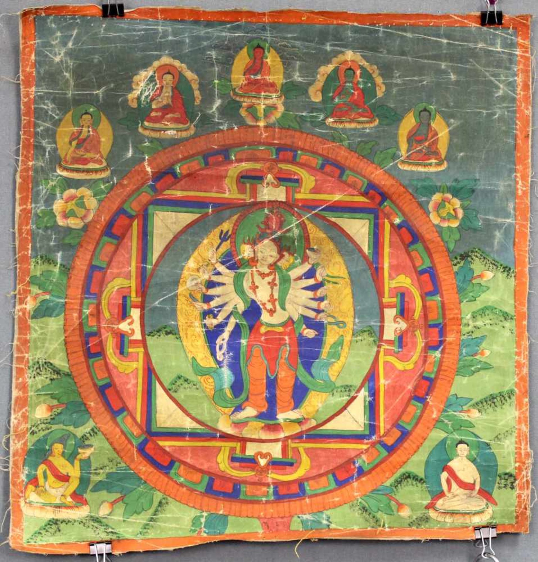Bodhisattva Mandala, China / Tibet alt.48 cm x 45,5 cm. Gemälde. 12 - armige Figur vor goldenen