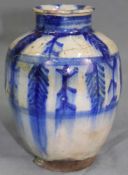 Steingutvase. Blau - Weiß - Glasur. Pflanzendekor. China? Antik?19 cm hoch.Stoneware vase. Blue -