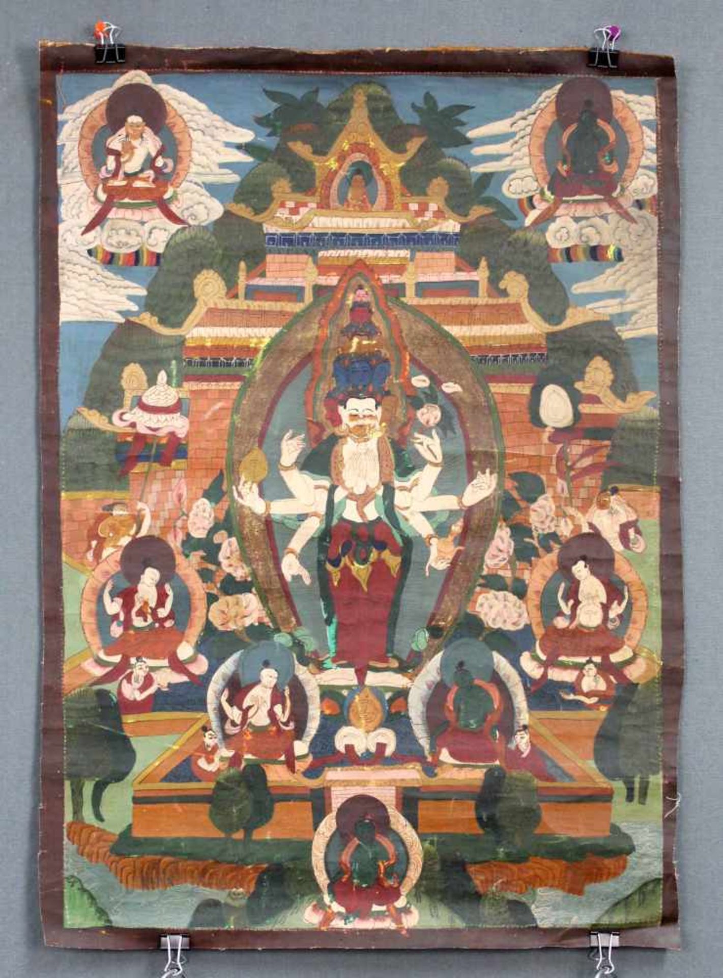 Weiße Avalokiteshvara Thangka, China / Tibet alt.60 cm x 42 cm. Gemälde. Auf erhötem Lotusthron