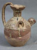 Steingutkanne mit Schafskopf als Ausguß. China, antik.19,5 cm hoch.Stoneware pot with sheep's head