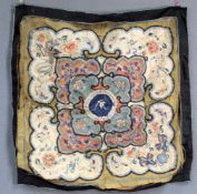 Kragen. China, alt. Stickerei. Seide.62 cm x 62 cm.Collar. China, old. Embroidery. Silk.62 cm x 62