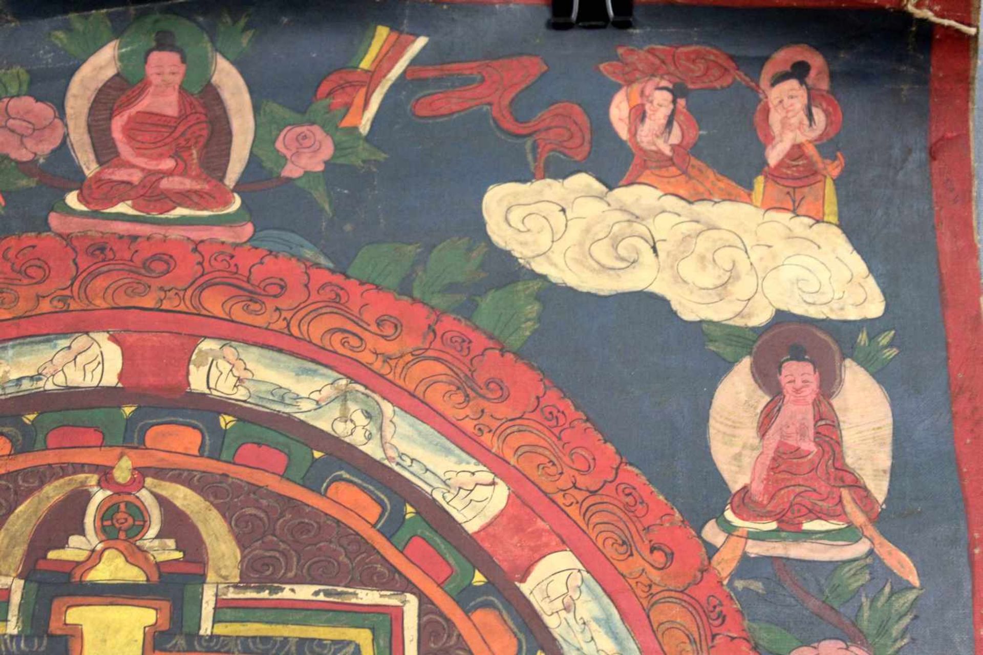Buddha Mandala, China / Tibet alt.55,5 cm x 38 cm. Gemälde. Vor einer hügeligen Landschaft Buddha in - Bild 5 aus 8