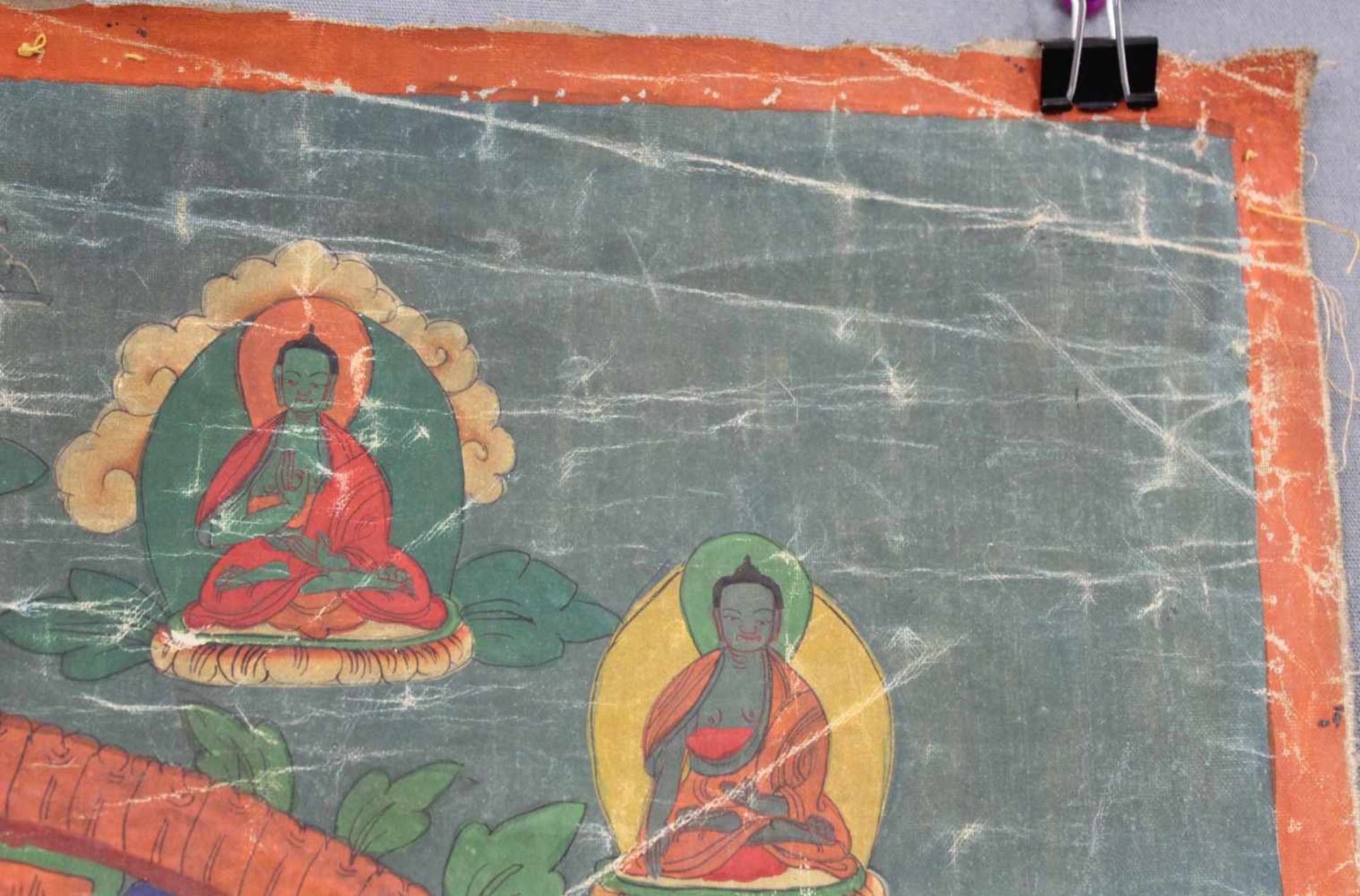 Bodhisattva Mandala, China / Tibet alt.48 cm x 45,5 cm. Gemälde. 12 - armige Figur vor goldenen - Image 8 of 9