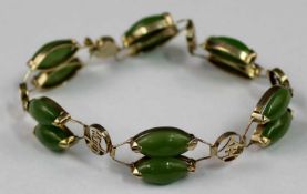 Armband, 14 Karat Gold mit Jadesteinen. Wohl China alt.14 Gramm brutto. 20 cm lang.Bracelet, 14 ct