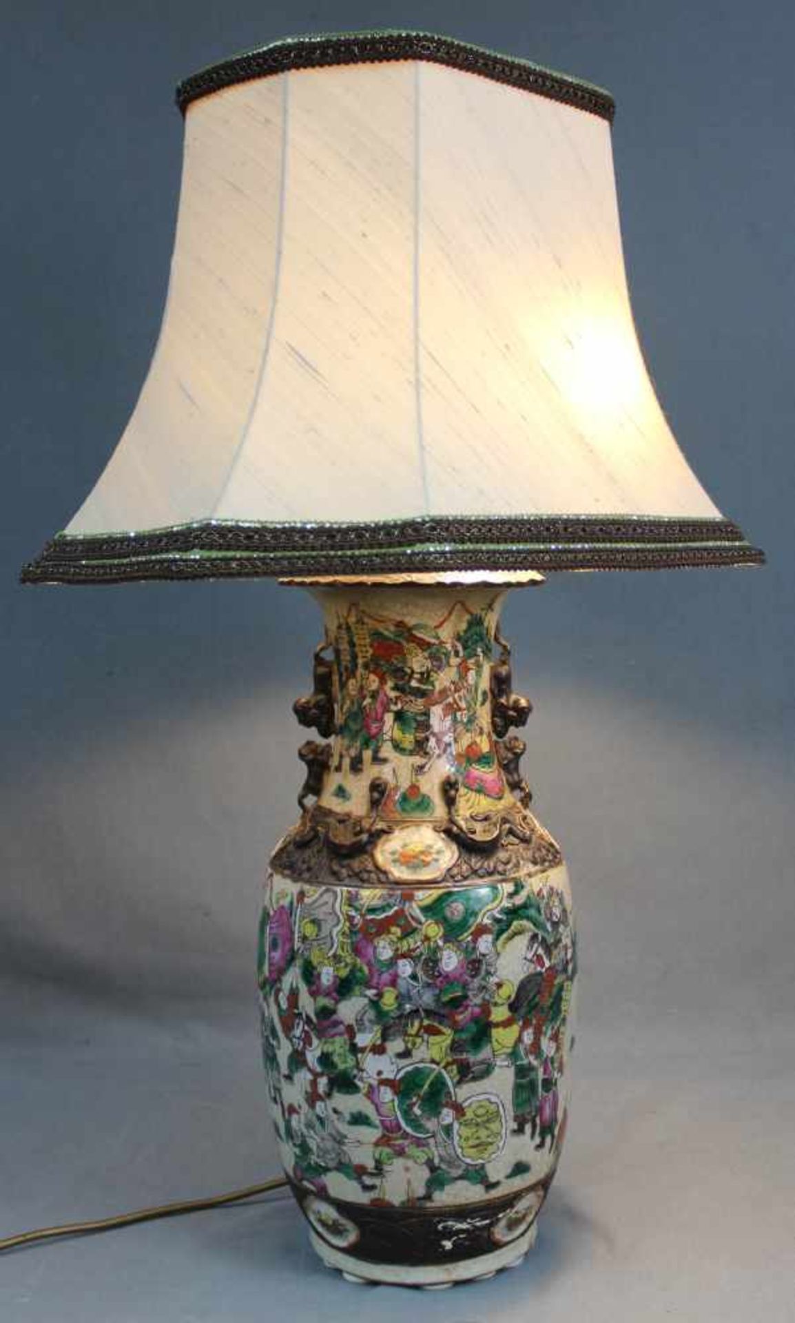 Vase. China, alt. Als Lampe. Aus Porzellan gehöhter Dekor. Emailleglasur.45 cm hoch der - Bild 2 aus 5