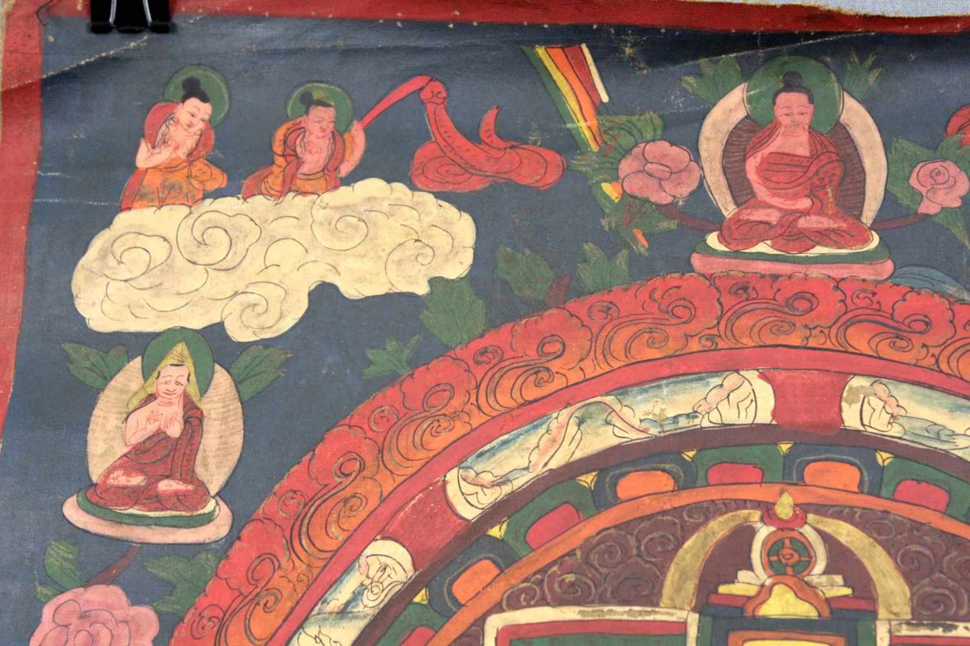 Buddha Mandala, China / Tibet alt.55,5 cm x 38 cm. Gemälde. Vor einer hügeligen Landschaft Buddha in - Bild 4 aus 8