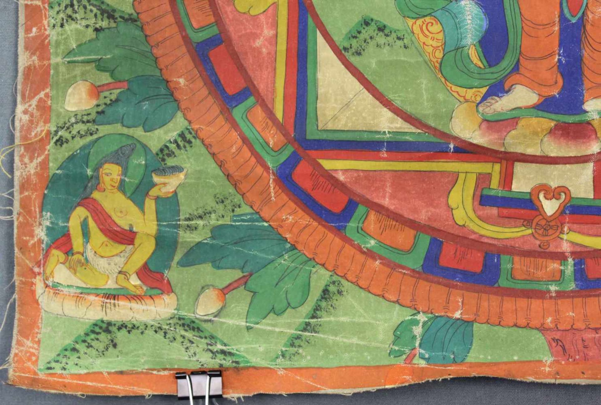 Bodhisattva Mandala, China / Tibet alt.48 cm x 45,5 cm. Gemälde. 12 - armige Figur vor goldenen - Image 3 of 9