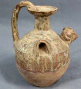 Steingutkanne mit Widderkopf als Ausguß. China, antik.19 cm hoch.Stoneware pot with ram head as