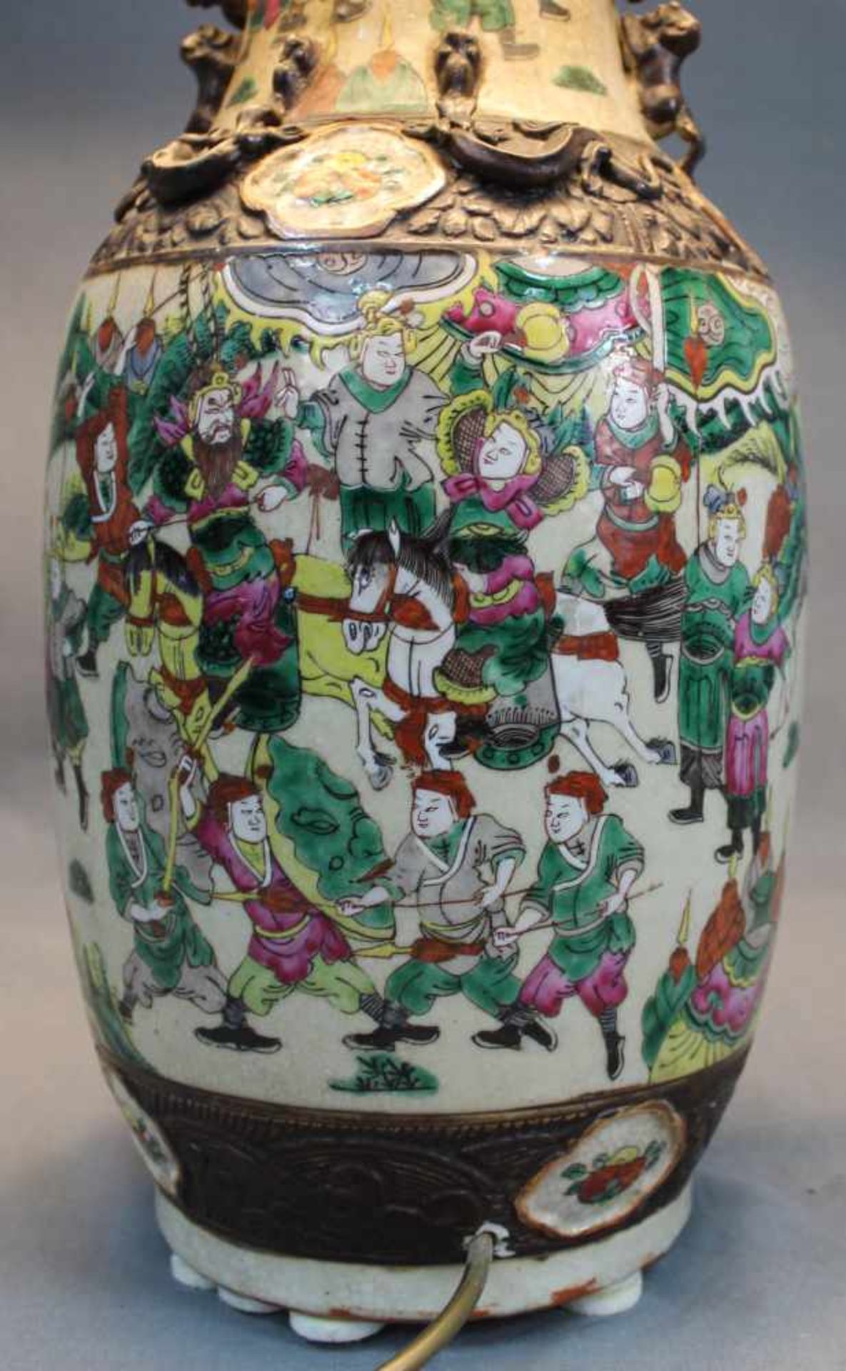 Vase. China, alt. Als Lampe. Aus Porzellan gehöhter Dekor. Emailleglasur.45 cm hoch der - Bild 3 aus 5