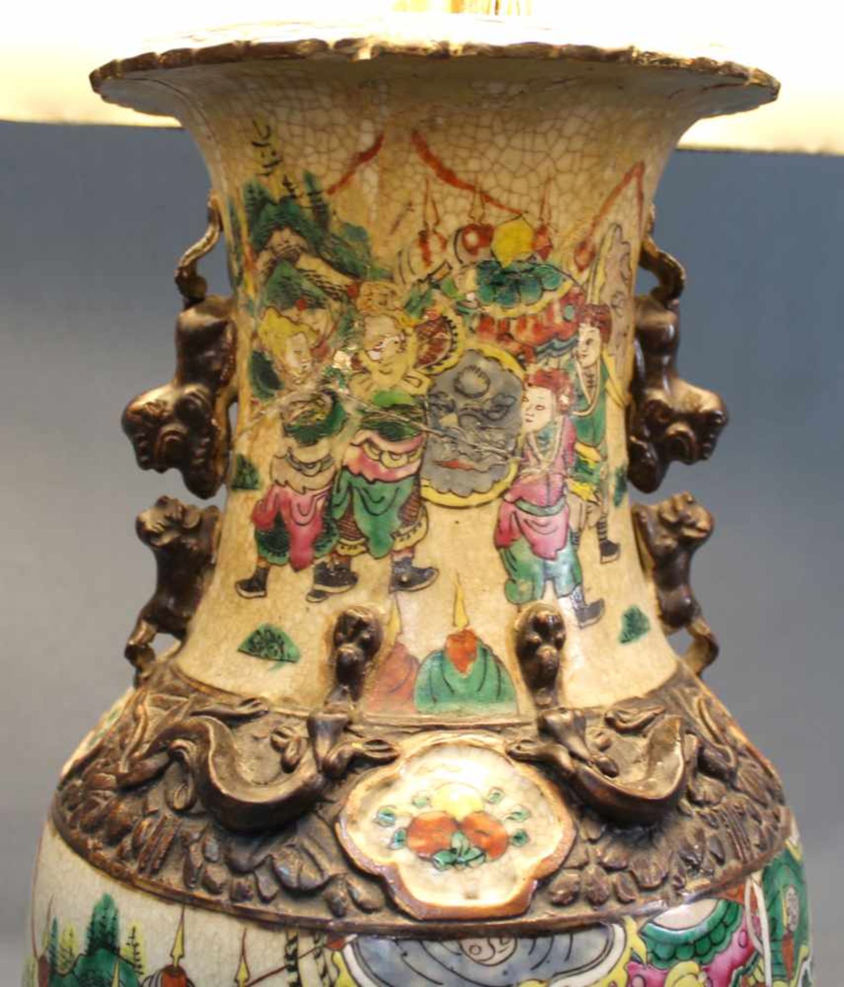 Vase. China, alt. Als Lampe. Aus Porzellan gehöhter Dekor. Emailleglasur.45 cm hoch der - Bild 4 aus 5